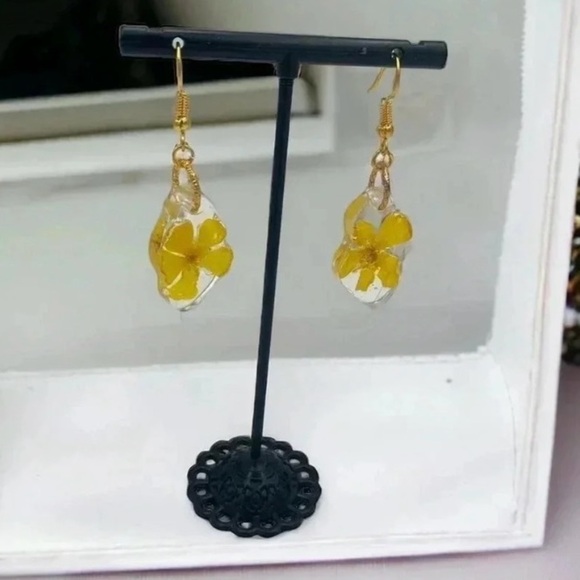 Four piece Resin Jewelry Set Floral Dangle Earrings Nature Butterfly Necklace - Picture 3 of 8